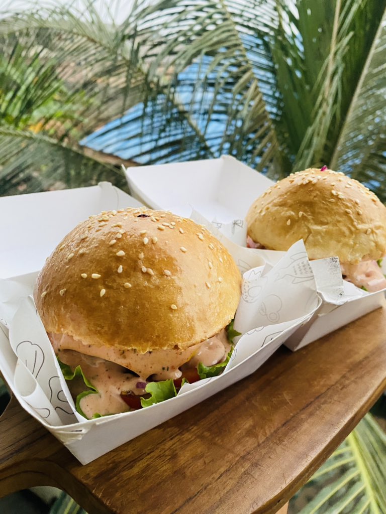 Finegirl_Farmer's tweet image. Classic beef burger is still selling for #4,000 only 

Made with love for YOU from scratch😎

#BeyondDelicious treats by #FinegirlFARMER