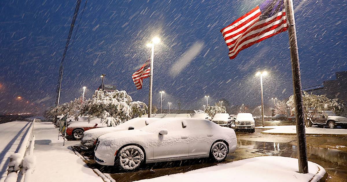 klimaaware's tweet image. American snow storms: Winter Strikes as 6 US states declare emergencies. -&quot;Snow storms wreak havoc in the US, leading 6 states to declare emergencies. Stay updated on the latest developments.&quot; -tinyurl.com/249cqdpj