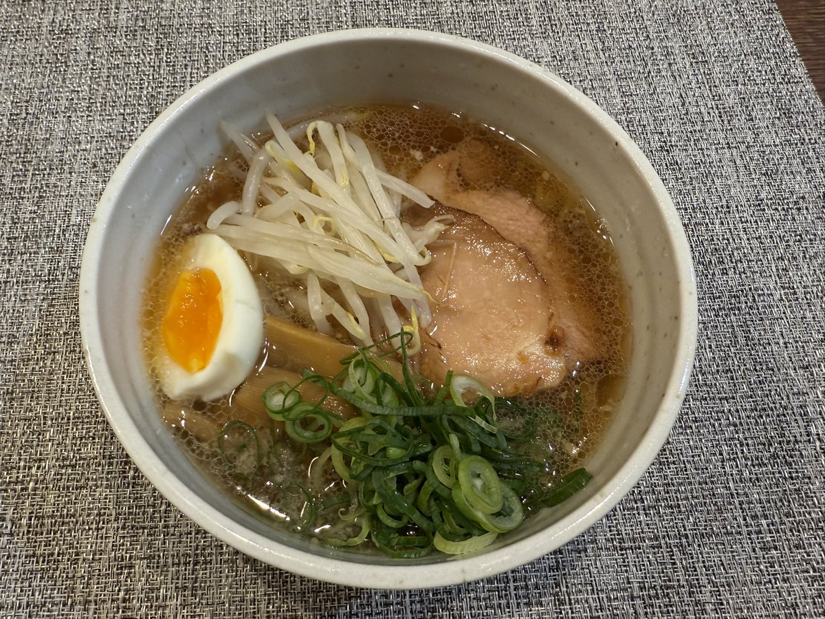 meiryo___'s tweet photo. 今夜は寒いから
松江ラーメン　しじみ醤油
フォロワーさんお勧めの冷蔵ラーメン
美味しいね https://t.co/2jWrSvjUrt