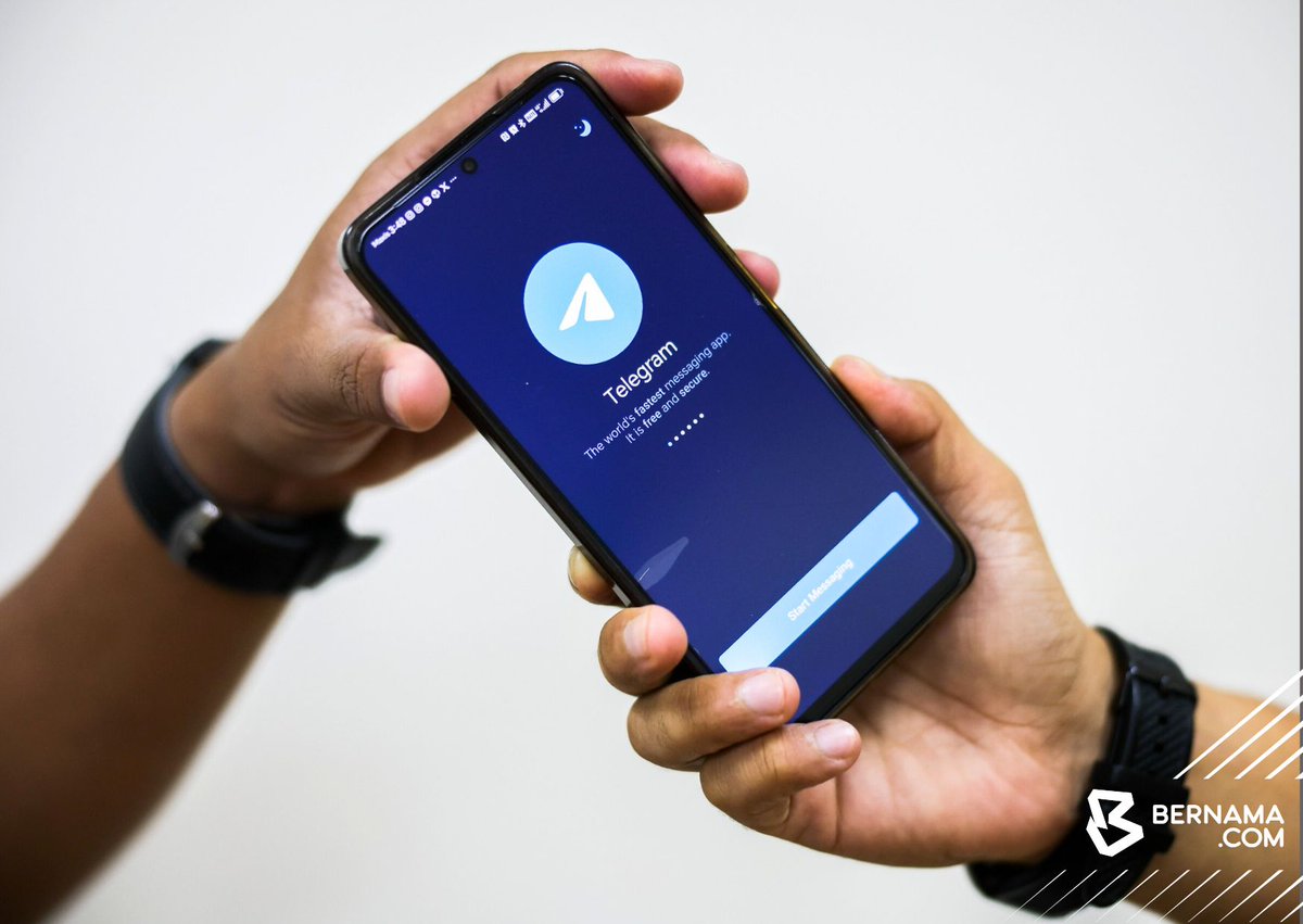 #Pahang: Mariyana Tamrin dan Raja Nurfarahanim Raja Razali menunjukkan pemuka aplikasi Telegram yang dimuat turun pada telefon pintar mereka di Kuantan hari ini.

Menteri Komunikasi Fahmi Fadzil semalam (6 Jan) berkata, penyedia perkhidmatan Telegram telah memperoleh Lesen Kelas