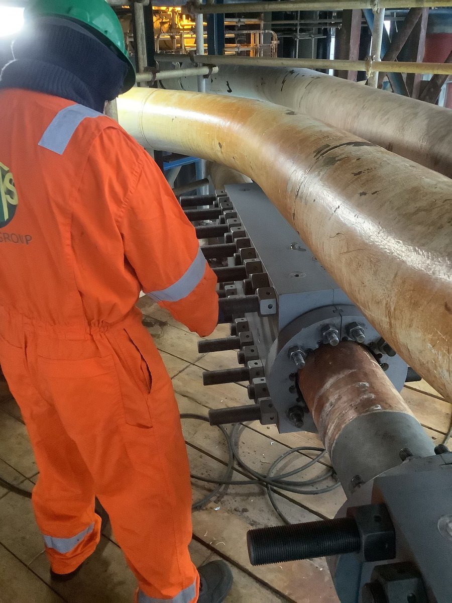 Stats__Group's tweet image. STATS successfully supplied and installed two 8” permanent super duplex structural repair clamps.

These clamps were to be utilised on a bend section operating under pressure of 222 bar, as part of a topside flowline repair.

#STATSGroup #EngineeredSolution #Pipeline