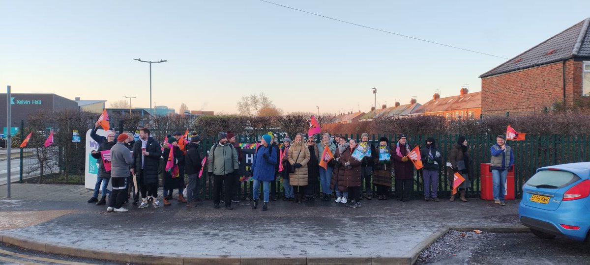 NSSN_AntiCuts's tweet photo. #NSSN supporting @NEUnion #strike at #SixthFormColleges #PayUp25 https://t.co/BbVsWjZIvZ