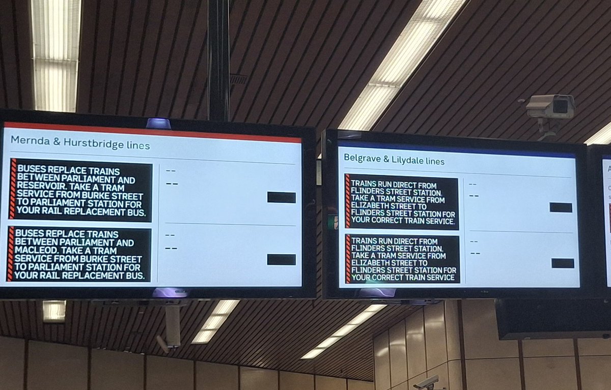 craig_halsall's tweet image. Tuesday night in the #CityLoop...only two lines running, no City Circle specials to #FlindersSt

Passengers for most lines at #Flagstaff basically left to walk two blocks for trams &amp;amp; in some cases then a replacement bus or another line to connect 🙄🥴

#MetroTrains