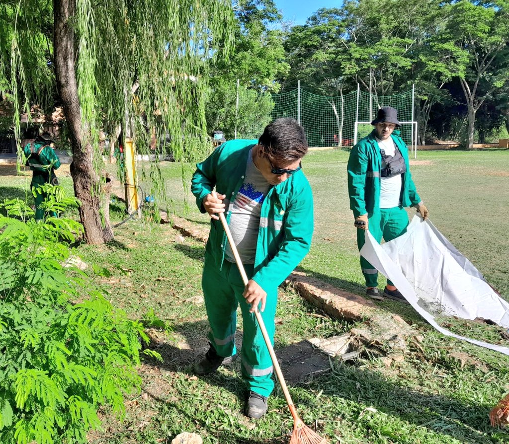 AsuDsu's tweet image. #ModoVacaciones al aire libre 🙌🏻🤩

👉🏻 Tareas de limpieza y desmalezado en la plaza Vidal Sánchez Ocampos  🌿
Para culminar, procedimos a la disposición final de residuos 💪🏻

#PlazasParaLaGente