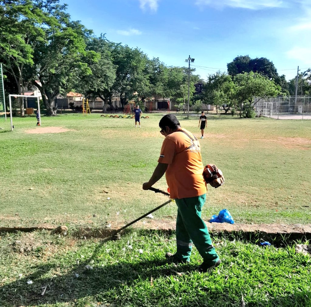 AsuDsu's tweet image. #ModoVacaciones al aire libre 🙌🏻🤩

👉🏻 Tareas de limpieza y desmalezado en la plaza Vidal Sánchez Ocampos  🌿
Para culminar, procedimos a la disposición final de residuos 💪🏻

#PlazasParaLaGente