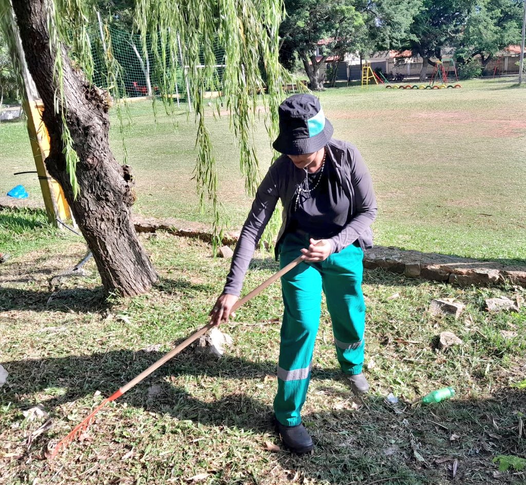 AsuDsu's tweet image. #ModoVacaciones al aire libre 🙌🏻🤩

👉🏻 Tareas de limpieza y desmalezado en la plaza Vidal Sánchez Ocampos  🌿
Para culminar, procedimos a la disposición final de residuos 💪🏻

#PlazasParaLaGente
