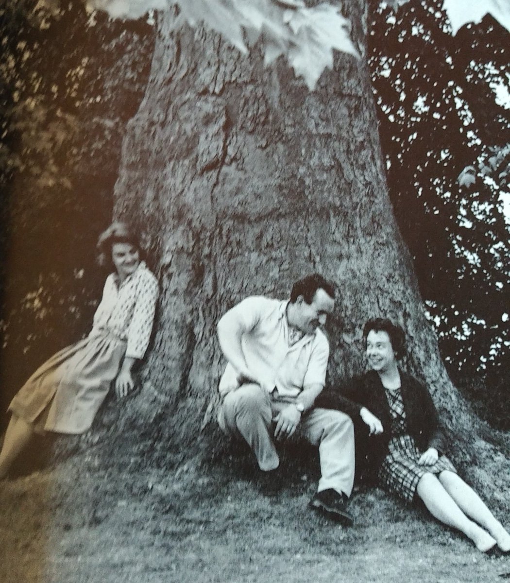 Wyfan2's tweet image. #ColinBlakely as Touchstone (with #RosalindKnight and #PatsyByrne ) in @TheRSC, As You Like It (1961). 30 year old born in Co. Down "his warm, expressive talents have been seen in London in plays by O'Casey, Arden, O'Neill"