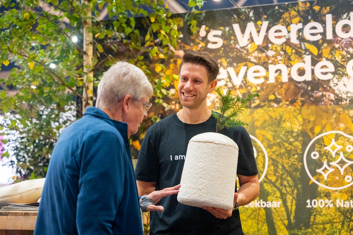 Discover the Loop Living Cocoon™ &amp; EarthRise™ at our joint stand with Natuurbegraven Nederland at the Senioren Expo in Veldhoven, The Netherlands! You can find our joint stand on place B26 at the Benelux hall. See you there!  📅 January 14 - 19 🕐 10:00 - 17:00h 🌱Stand B26