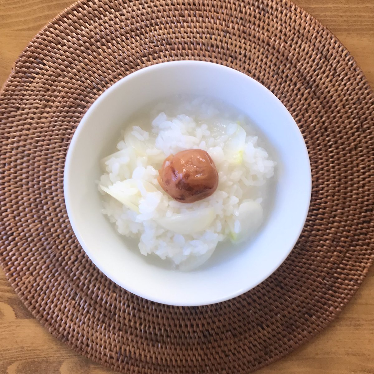 今日1月７日、お昼は七草粥(ふう)にしました。七草ないので、家にあったすずな(かぶ)、すずしろ(大根)だけ、プラス梅干し。

みなさまも今年一年、無病息災で過ごせますように✨