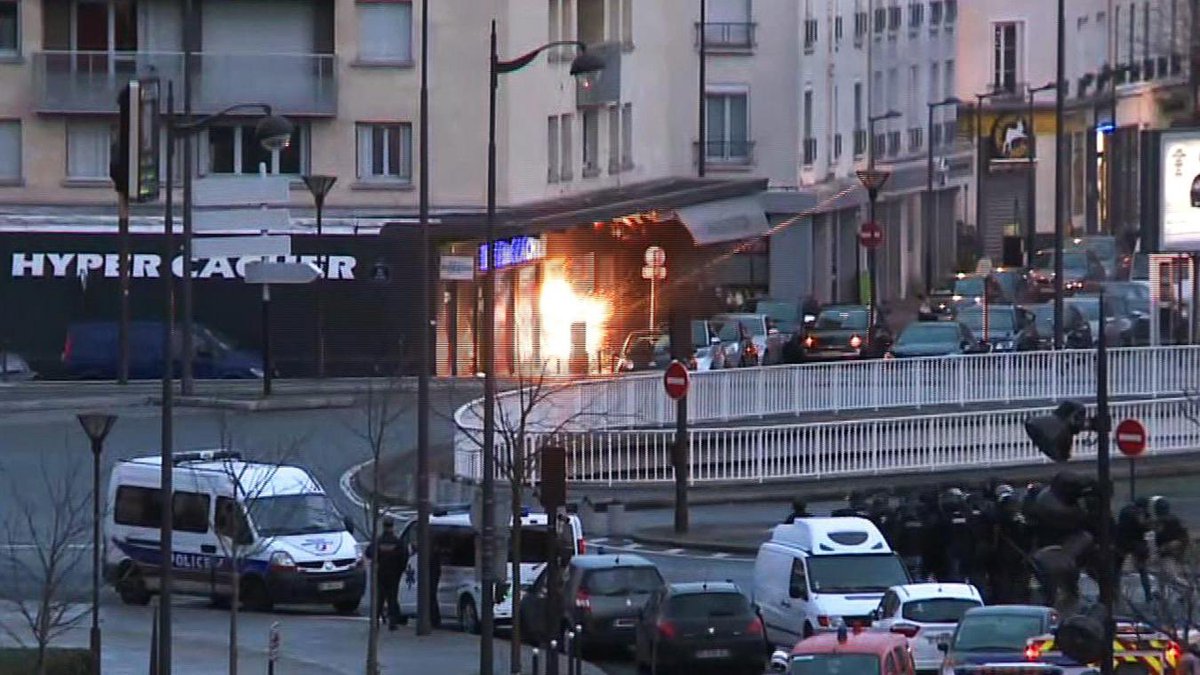 L_ThinkTank's tweet photo. [ 🇫🇷 7 JANVIER 2015, 11H20 ]

⚫️Des tirs de kalachnikov sont entendus au 10 rue Nicolas Appert, à Paris.

🗞️L’attaque vise la rédaction de Charlie Hebdo, coup d’envoi d’une vague d’attentats sans précédent en France. 

💐Le bilan est lourd : 17 morts, 22 blessés.

✏️C’était hier. https://t.co/6vaWz15ddL