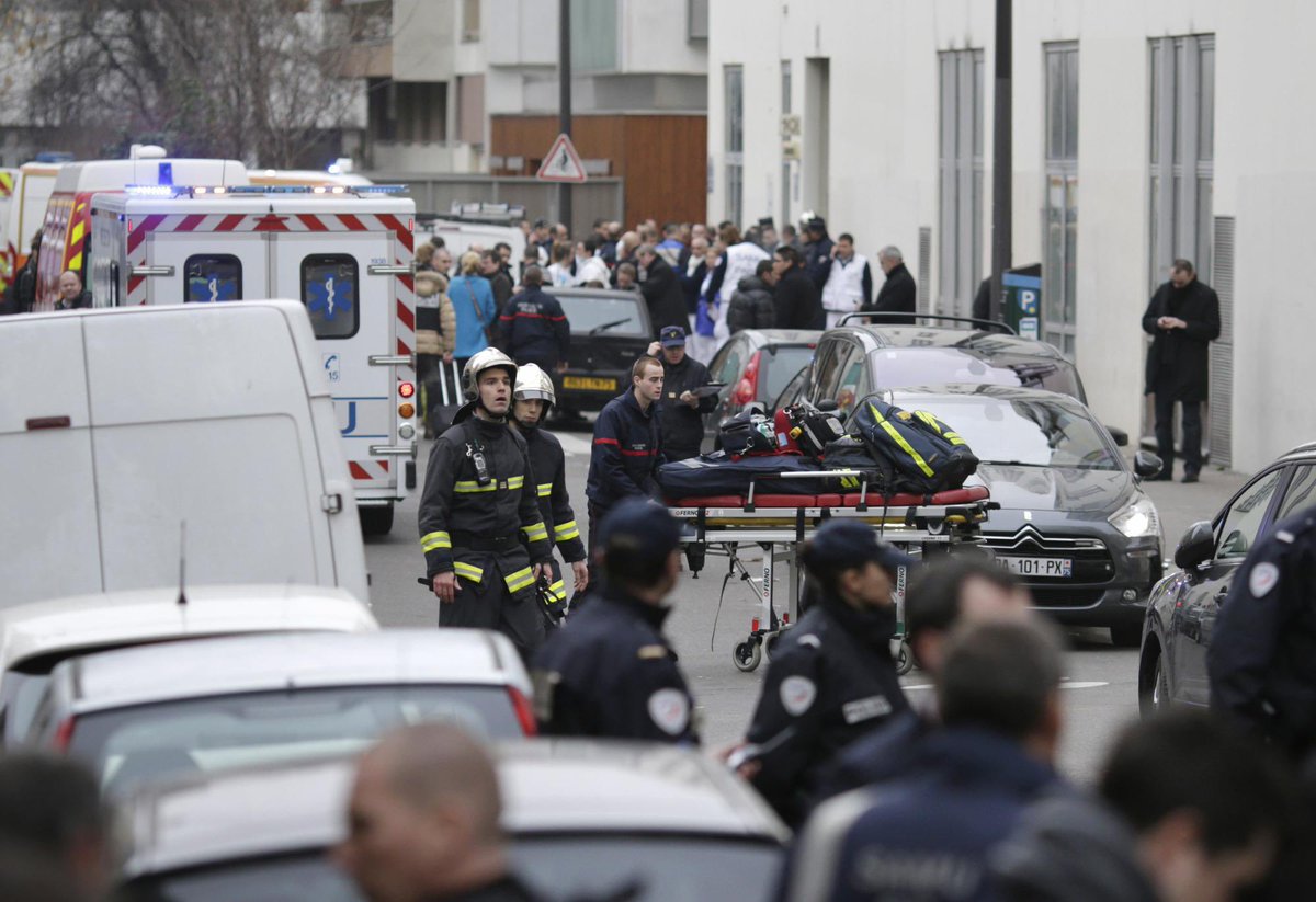 L_ThinkTank's tweet photo. [ 🇫🇷 7 JANVIER 2015, 11H20 ]

⚫️Des tirs de kalachnikov sont entendus au 10 rue Nicolas Appert, à Paris.

🗞️L’attaque vise la rédaction de Charlie Hebdo, coup d’envoi d’une vague d’attentats sans précédent en France. 

💐Le bilan est lourd : 17 morts, 22 blessés.

✏️C’était hier. https://t.co/6vaWz15ddL