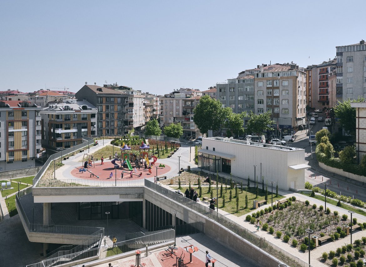 SerbestMimar's tweet photo. Özer\Ürger Architects tarafından tasarlanan Güngören Gösteri Merkezi (GGM) ve Kent Parkı, farklı seviyelerde tasarlanan çatıların altına mekansal işlevler ekleyerek gösteriler için alternatif alanlar sunuyor.

📷Egemen Karakaya

https://t.co/WsluDmUbu0 https://t.co/D9zMPyvZeE