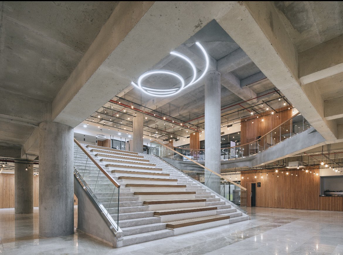 Özer\Ürger Architects tarafından tasarlanan Güngören Gösteri Merkezi (GGM) ve Kent Parkı, farklı seviyelerde tasarlanan çatıların altına mekansal işlevler ekleyerek gösteriler için alternatif alanlar sunuyor.

📷Egemen Karakaya

tsmd.org.tr/_files/ugd/38f…