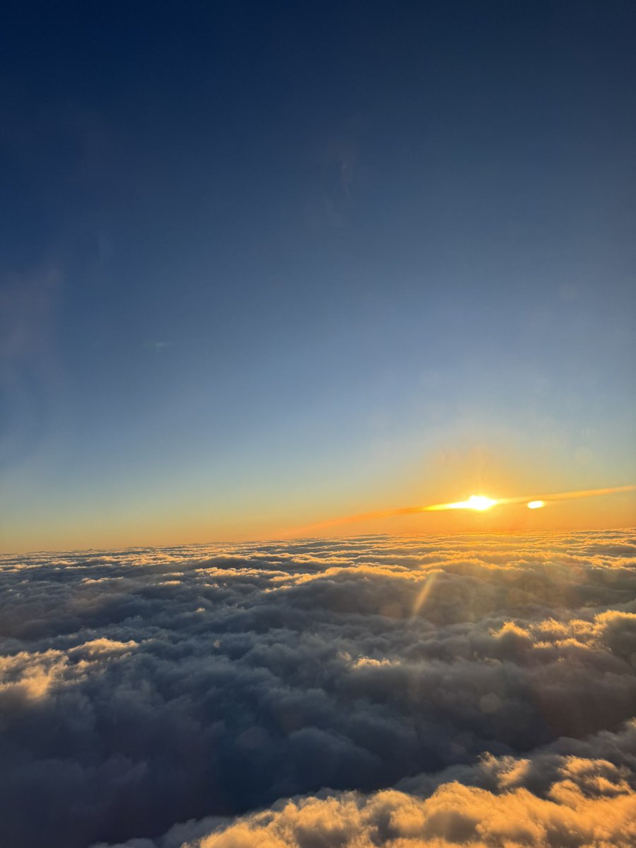 Rie8182's tweet photo. 美しい日の出が見れて（小さな）幸せです🤗
4時半起き頑張ってよかった〜✈️

今年も赤組さんにお世話になります🙏 https://t.co/q0zQZjbjXs