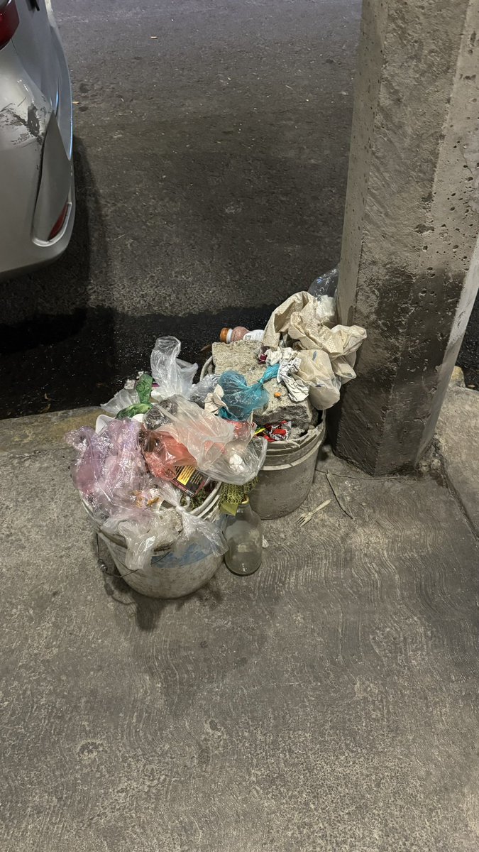 Vecinos estos no son botes de basura. Así que por favor llévense las cacas de sus perros a su casa. Esa basura que dejan nadie la va a recoger. Tantito sentido común.