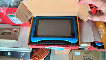 Yozzo's tweet image. They can go and re-purchase the #OTPC tablets from their last failed attempt. They are available now for THB 300 at Wat Suan Kaew 2nd hand market as discovered by "Life with Serg"  youtube.com/watch?v=E952qC…