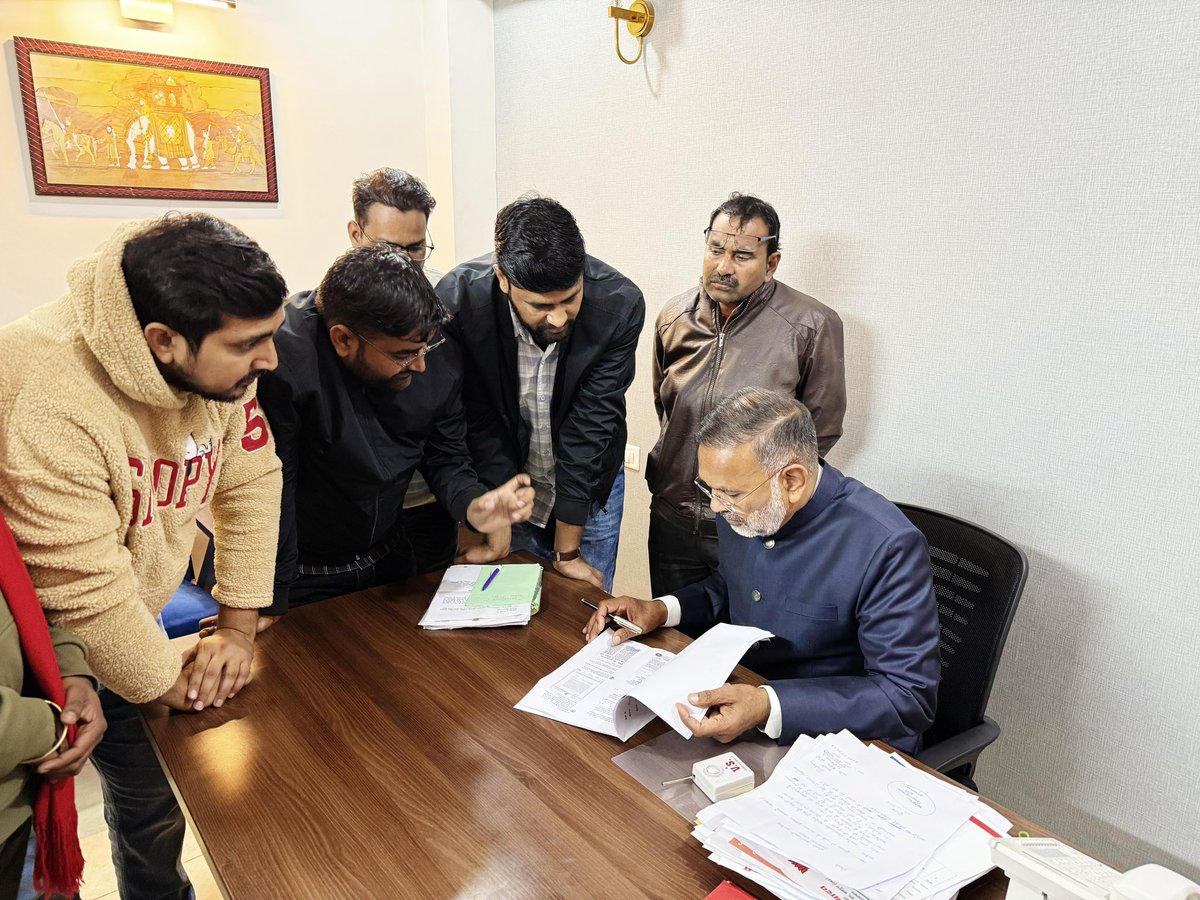 ऊर्जा विभाग में  iti साथियों के लिए 1079 पदों पर भर्ती करने की घोषणा की गई थी लेकिन वित्तीय स्वीकृति केवल 216 पदों पर ही मिल पाई !!
आज माननीय ऊर्जा मंत्री <a href="/hlnagar/">Heeralal Nagar</a> जी से मिलकर आपकी मजबूती से माँग रखी है जल्द आपकी भर्ती की पद बढ़ाने की प्रक्रियाँ शुरू हों जाएगी !!
<a href="/HANUMANKISAN/">HANUMAN KISAN</a>