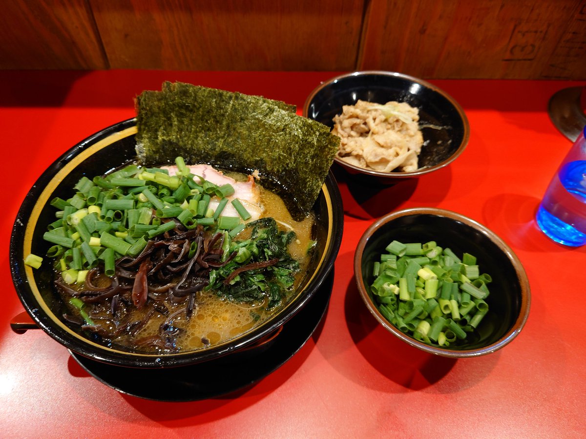 to_nyo_king's tweet photo. 肉増し、青ネギダブル、海苔＆キクラゲ
炙りバラ１枚、豚皿
連休明けなのでスープの出来が心配、とは林���んの言。それは全くの杞憂でした！　いつも通り超絶美味い！1週間ぶりというのもあるのですが、最高でした！
インフルやコロナで来店出来ない友人達の分までたっぷり堪能しましたw
#稲葉家 https://t.co/a0OvBT1gJe
