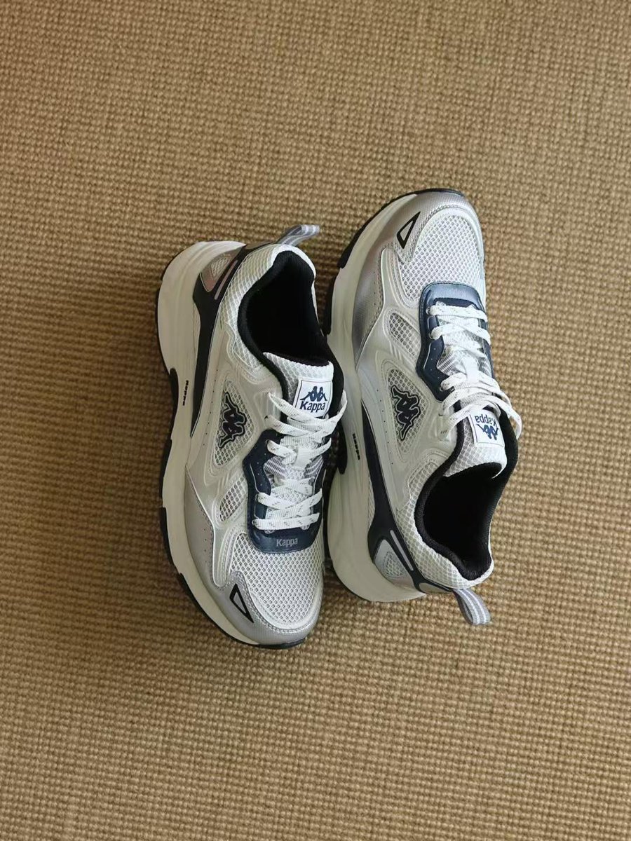 KromkaB34604's tweet image. Pure, clean, and effortlessly cool—Kappa Wings embody the spirit of youth. A nod to the classics, reimagined for today. 🌟👟 #KappaStyle #FreshAndFree#CleanAndClassic #StepLightly #Kappa