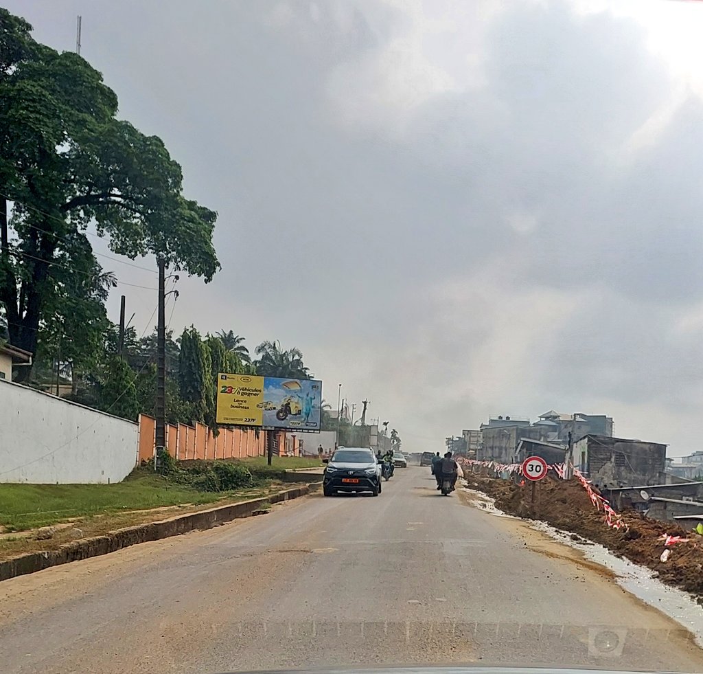 Route en travaux.
Elle mène à la ZI de Bassa, Douala.
À moins de 100m, entre #Roudaf et #DBS, pas moins de 3 énormes cratères. Il y a une règle en BTP qui interdit au maître d'œuvre de boucher les trous pour fluidifier la circulation ?
Pourquoi vous faites ça aux Camerounais ?