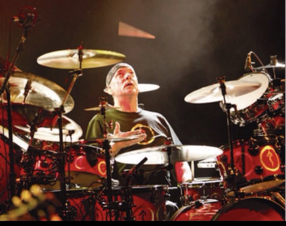 vivien2112's tweet image. Know your place in life is where you want to be
Don’t let them tell you that you owe it all to me
Keep on looking forward 
No use in looking ‘round
Hold your head above the crowd 
And they won’t bring you down…
#RipNeilPeart 💔
You changed our lives,  Neil Peart ❤️
#RushFamily