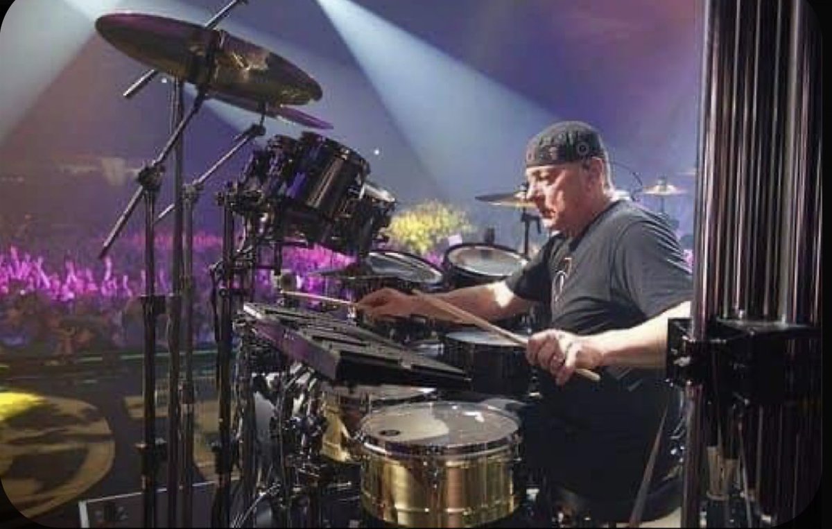 vivien2112's tweet image. Know your place in life is where you want to be
Don’t let them tell you that you owe it all to me
Keep on looking forward 
No use in looking ‘round
Hold your head above the crowd 
And they won’t bring you down…
#RipNeilPeart 💔
You changed our lives,  Neil Peart ❤️
#RushFamily