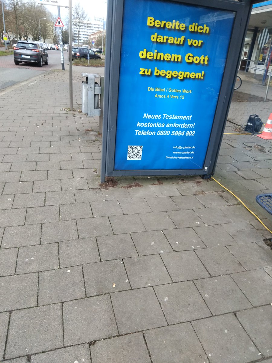 Jetzt muss man sich schon von Plakaten bedrohen lassen.  🤨
