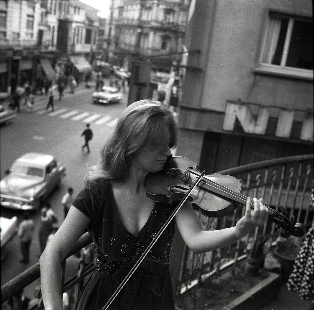 Bugün yitirdiğimiz Ayla Erduran, günümüzde kimliksiz bir şey olan Narmanlı Han'da ressam Aliye Berger'in atölyesinin balkonunda..