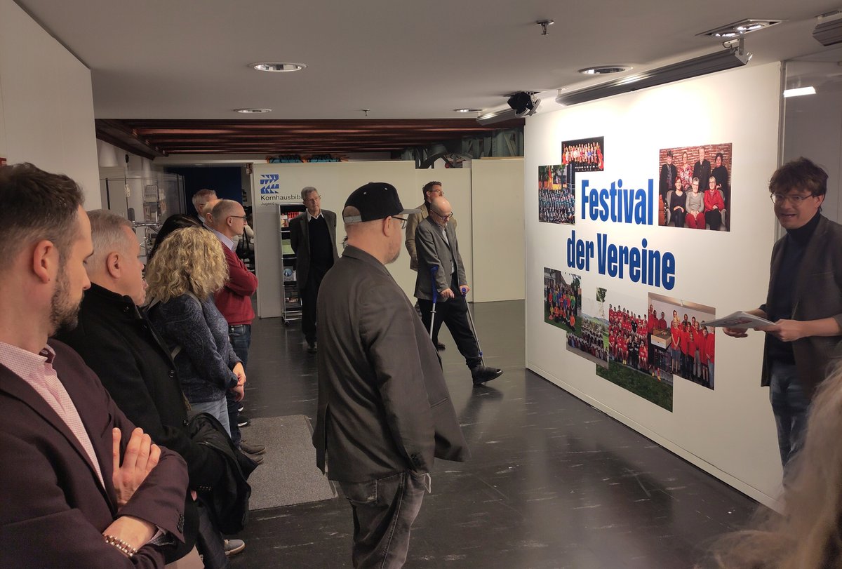 Die Ausstellung «Vorortschweiz» im Kornhausforum Bern fragt nach den Beweggründen und Sehnsüchten, in der Schweizer Agglomeration – vor allem im Berner Mittelland – zu wohnen. Die Ausstellung wird von einem vielfältigen Rahmenprogramm begleitet: kornhausforum.ch/de/