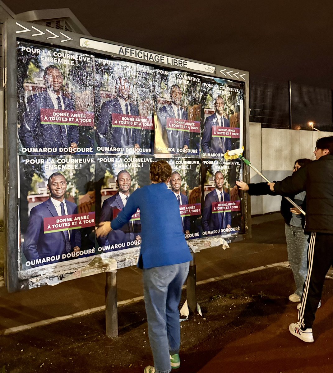 Premier collage de l'année à #LaCourneuve avec <a href="/OumarouDouk/">Oumarou Doucouré</a> , candidat qui porte nos voix et nos réalités ! On se bat pour un futur qui nous ressemble 🤝🤝🤝