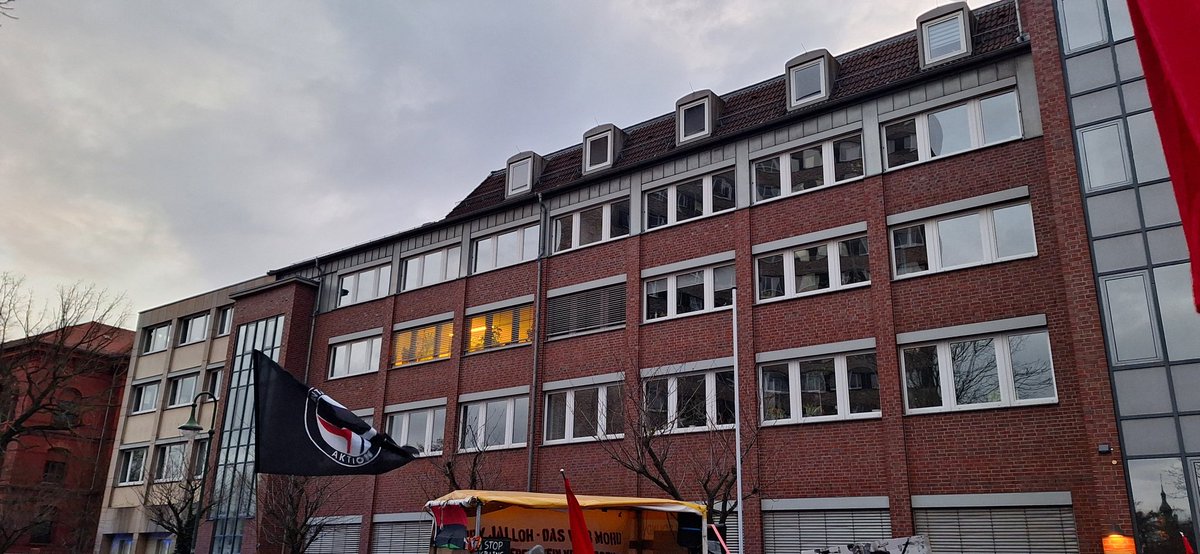 ZeckeAusmOsten's tweet photo. Demo ist am Landgericht Dessau angekommen.
Im Gerichtsgebäude brennt auch noch Licht und unsere Nachricht kann die richtigen erreichen
#de0701 #Dessau https://t.co/QirDyT2uwA