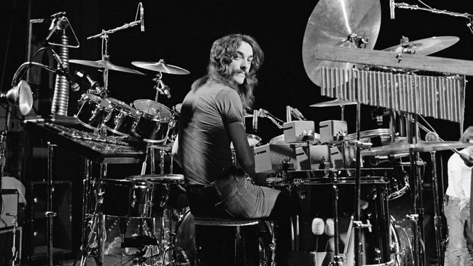 RollingStone's tweet image. Neil Peart died five years ago today. 

Revisit our digital cover story on the bold life and brave final years of Rush’s drum god rollingstone.com/music/music-fe…