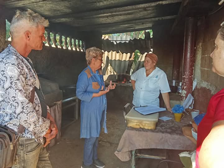 Hoy estamos de visita integral en el municipio Ciro Redondo en #CiegodeAvila
En estos momentos se 
👉 Intercambia con trabajadores y adultos mayores del Hogar de Ancianos
📸 <a href="/alboradacubana/">Reina Torres Pérez</a>
#LatirAvileño por #Cuba <a href="/JHGcasanova/">julio Heriberto Gómez Casanova</a> <a href="/MMarreroCruz/">Manuel Marrero Cruz</a> <a href="/DrRobertoMOjeda/">Dr. Roberto Morales Ojeda</a>