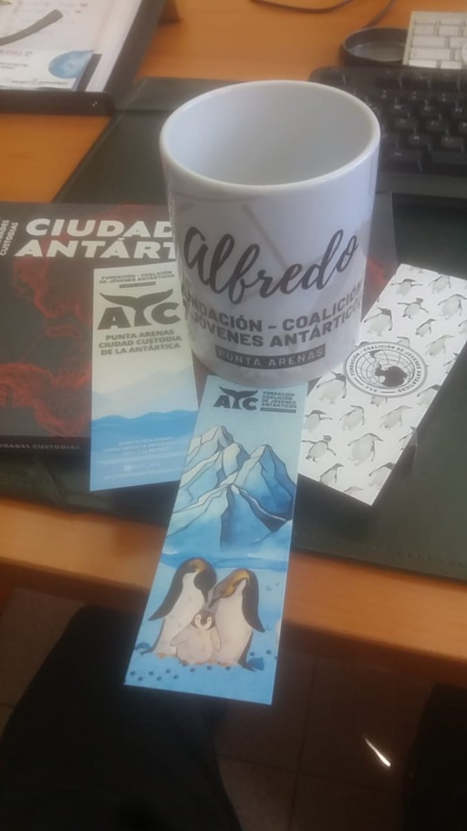 Con este regalito de la Coalición de Jóvenes Antárticos <a href="/ayc_puq/">AYC Punta Arenas 🇦🇶</a> las mañanas serán más cálidas y las reflexiones más profundas, gracias mis querid@s amig@s y colaboradores ...siempre intensos y creativos por la #antartica que nos convoca....
Un contundente año 2025 para Uds....