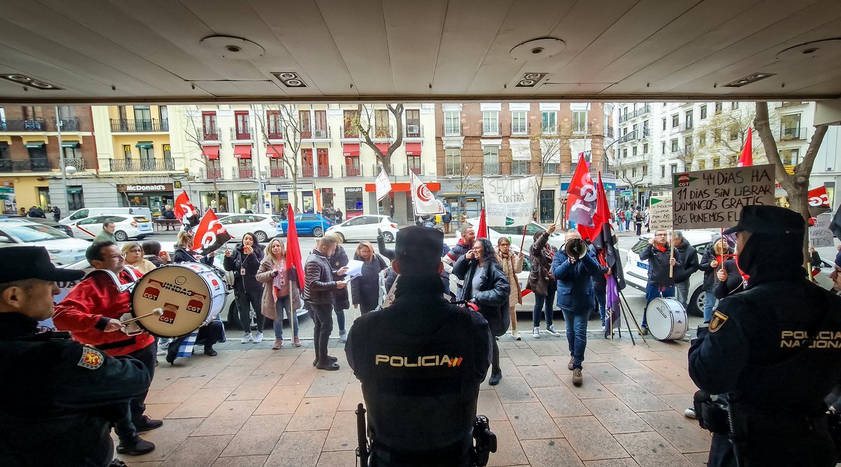 PodAlcorconSur's tweet photo. 📢 Esta mañana hemos acompañado a lxs trabajadorxs de El Corte Inglés @CgtCorteIngles en su lucha contra los salarios precarios, festivos no pagados y explotación laboral.
💜 ¡Todo nuestro apoyo!
✊🏼 ¡Viva la lucha de la clase obrera! https://t.co/sfPLXz8xYC