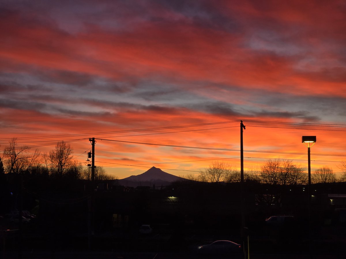 🌄What a spectacular sunrise this morning - here was the view from our office! Enjoy the dry/mostly dry conditions the next few days before chances for light rain return on Friday. 

As always, you can find the latest weather forecast at: weather.gov/pqr/

#wawx #orwx