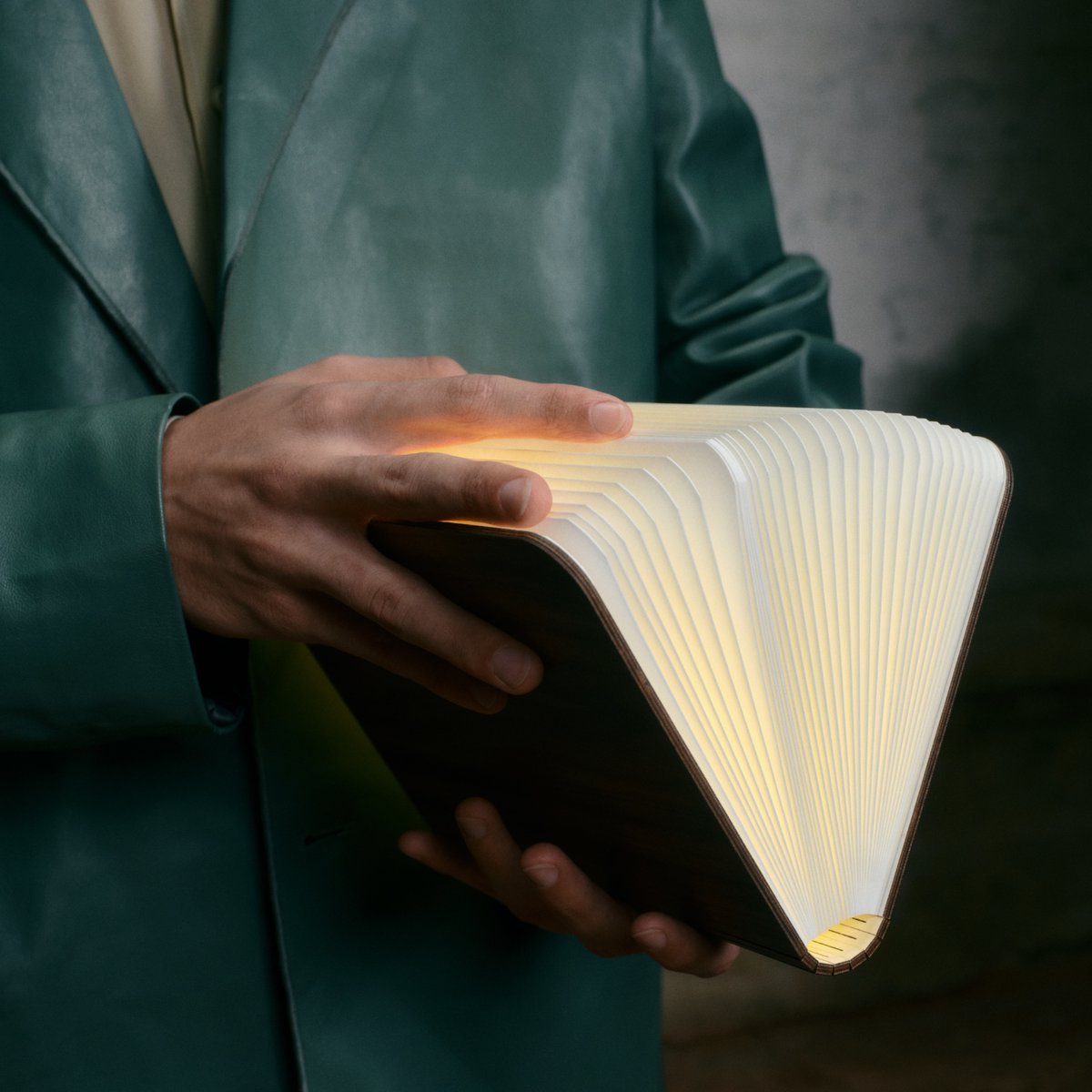 No cords, no fuss - just pure, warm light whenever and wherever you need it. Lito is your perfect ambiance companion.

#hellolumio #lumio #lito #booklamp