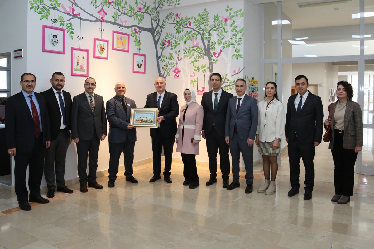 Kamu Başdenetçisi Sayın Mehmet Akarca beraberindeki heyetle birlikte, Saray Engelsiz Yaşam, Bakım ve Rehabilitasyon Merkezi’ni ziyareti kapsamında atölyeleri gezerek engelsiz yaşam evlerini ziyaret etti.

#MehmetAkarca #KDK 
<a href="/Ankaraashm/">Ankara Aile ve Sosyal Hizmetler İl Müdürlüğü</a> <a href="/pursaklar_ank/">T.C. Pursaklar Kaymakamlığı</a>