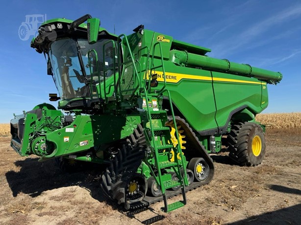 TractorHouse's tweet image. This 𝟐𝟎𝟐𝟒 𝐉𝐎𝐇𝐍 𝐃𝐄𝐄𝐑𝐄 𝐗𝟗 𝟏𝟏𝟎𝟎 is for SALE!

✅New
✅Variable Speed Drive
✅Pro Drive XL Transmission

🔗View the combine here➡️ow.ly/pEHn50UAKrF  

#JohnDeere #Combines #TractorHouse
