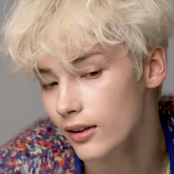 huening kai hourly 🪽 tweet media