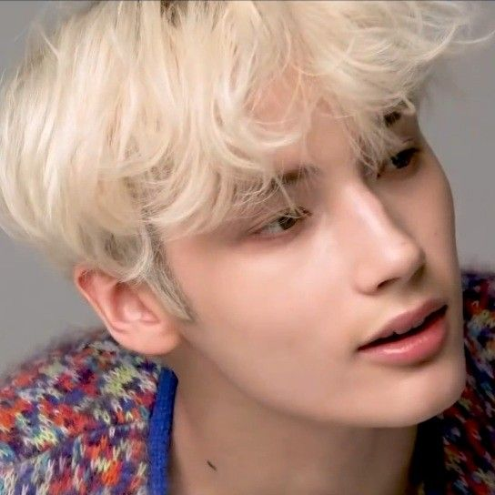 huening kai hourly 🪽 tweet media