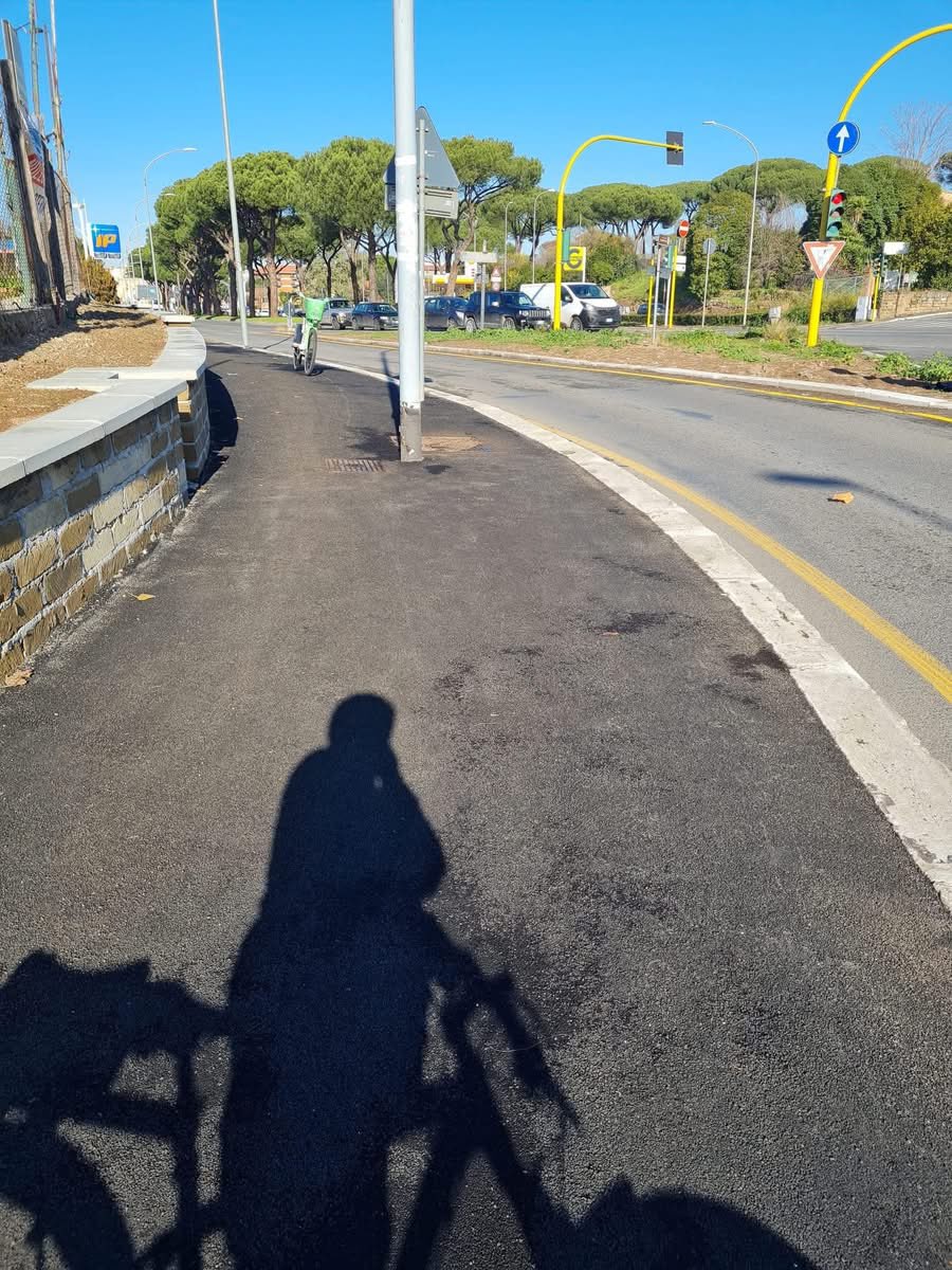 GRAB (@grab_roma) on Twitter photo Un post <a href="/SalvaiciclistiR/">Associazione SalvaiCiclisti Roma</a> segnala:
il #GRAB in via dell’Almone passa su marciapiede con lampione in mezzo.
Giriamo il quesito al sindaco <a href="/gualtierieurope/">Roberto Gualtieri</a> : questo è il GRAB? Un post <a href="/SalvaiciclistiR/">Associazione SalvaiCiclisti Roma</a> segnala:
il #GRAB in via dell’Almone passa su marciapiede con lampione in mezzo.
Giriamo il quesito al sindaco <a href="/gualtierieurope/">Roberto Gualtieri</a> : questo è il GRAB?