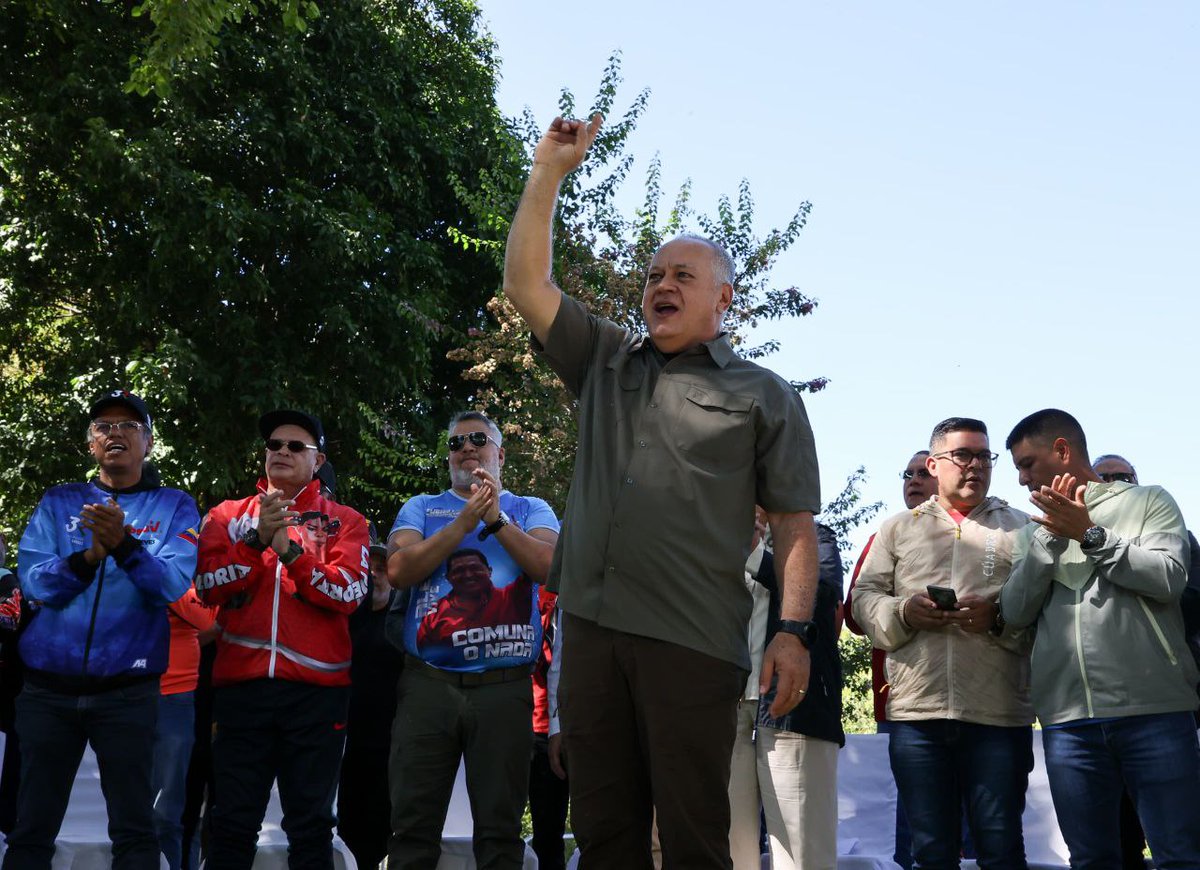 El primer vicepresidente del Partido Socialista Unido de Venezuela (<a href="/PartidoPSUV/">PSUV</a>), Diosdado Cabello Rondón (<a href="/dcabellor/">Diosdado Cabello R</a>), enfatizó que la burguesía nunca se ha interesado por saber cómo vive el Pueblo y por eso estigmatizan y atacan a los colectivos.

“Hay algunos que le dicen
