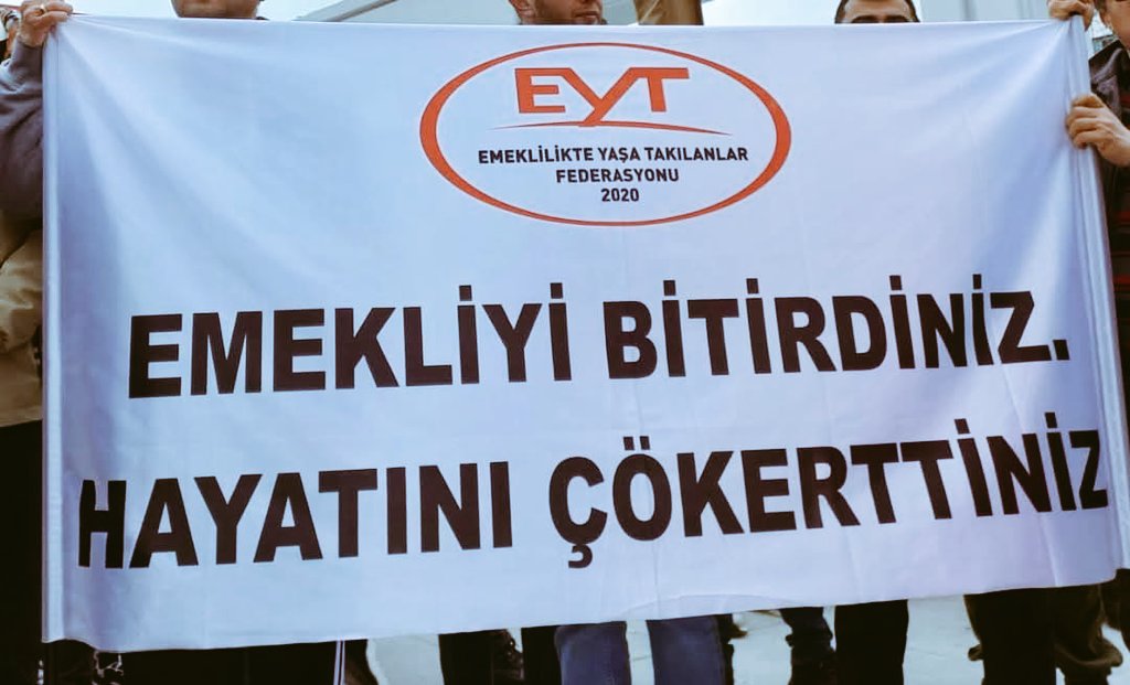 EytEmeklilerFed's tweet photo. YENİ TAG
👇
#EmekliyiDiriDiriGömdünüz

En düşük Emekli Maaşı 14.469 TL

Emekliye Eziyet Bitmedi !

Açlık ve Sefalete devam denildi !

#Emekli nin Hayatını Çökerten,
Diri Diri Mezara Gömen,

İktidarı Protesto Ediyoruz !

#5000KısmiyeHaniYasa
@RTErdogan
@_cevdetyilmaz
@isikhanvedat https://t.co/7FrlVdPfXu