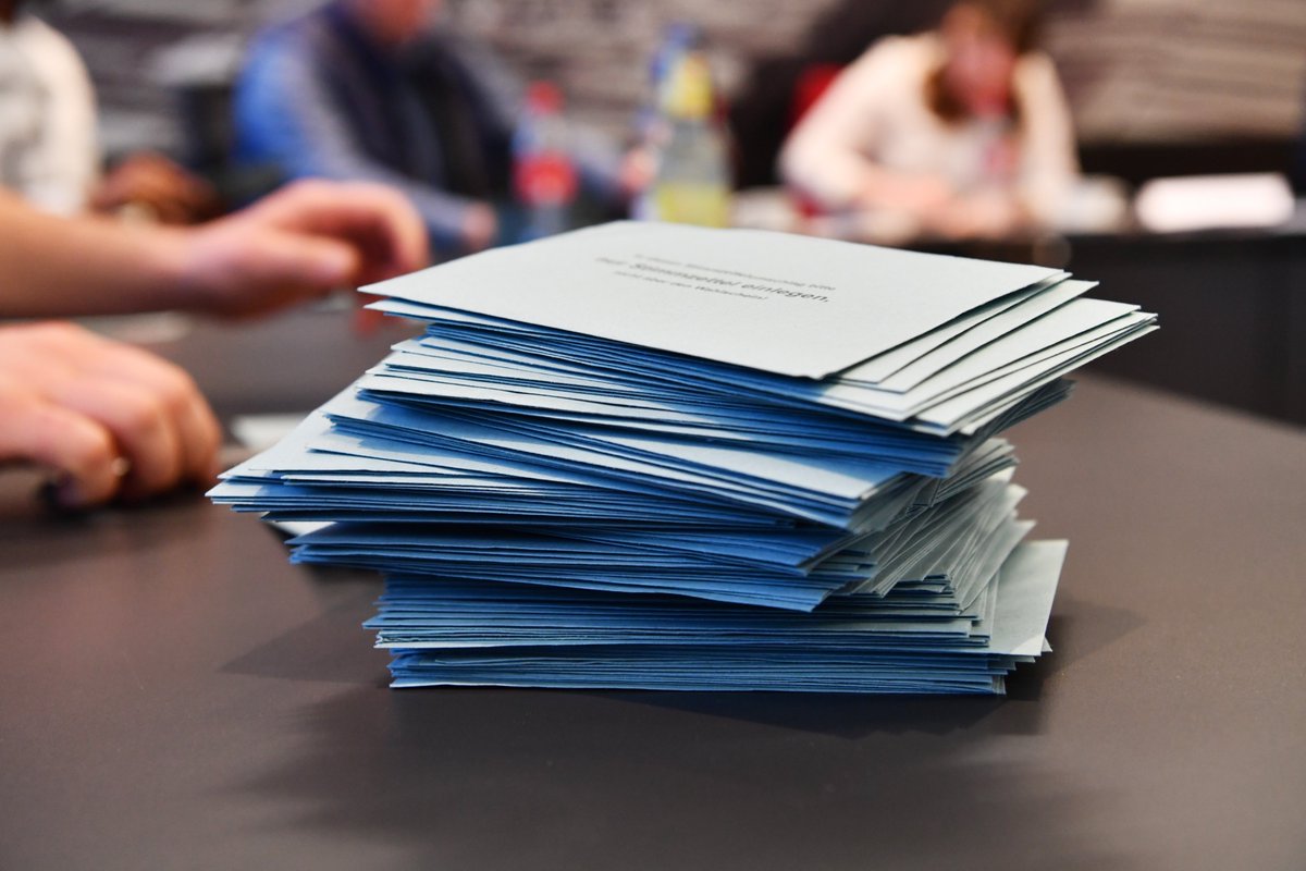 🗳️ Bei der #Bundestagswahl ist schon bald #Briefwahl möglich. Infos dazu gibt es vor der Wahlbenachrichtigung bereits online bei den Städten.
💡Tipp: Statt Briefwahl per Post ist vorab eine Stimmabgabe auch im #Briefwahlbüro möglich. Das befindet sich meist im Rathaus.
#btw25