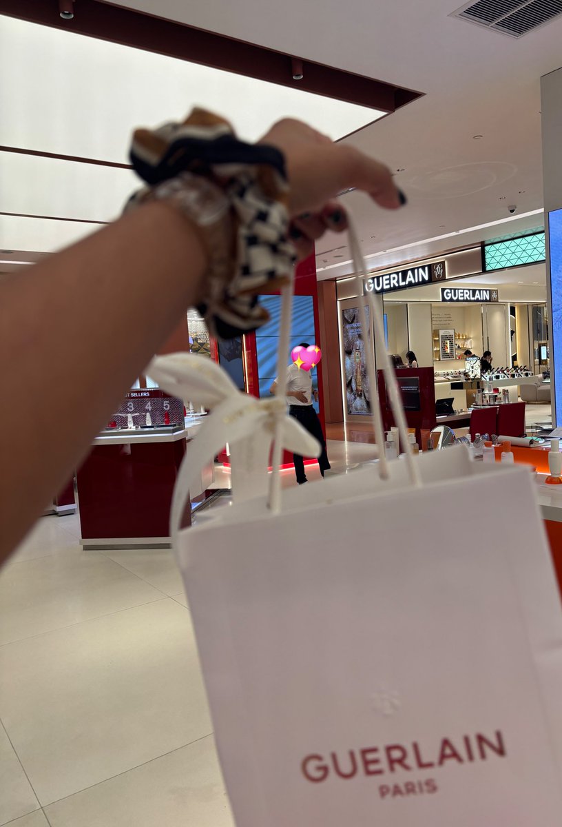 blu_eyess's tweet photo. On the topic of Guerlain,I purchased another lovely perfume during my trip at the new Central Chidlom branch to show my support for our FOH @milephakphum 🥰💚 Told the SA there who already seemed to know I was a fan of Mile😅lol
#MilePhakphum #GuerlainThailandxMile #GuerlainTH https://t.co/hNf9pnVtaL