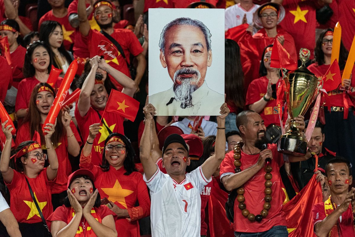 redstreamnet_'s tweet photo. Seen yesterday at the football final of the 2024 ASEAN Championship, as Vietnam beat Thailand. The Southeast Asian country’s communist revolutionary leader, Ho Chi Minh, is a popular celebratory symbol among the football team and its fans. https://t.co/C1jU4eWQnE