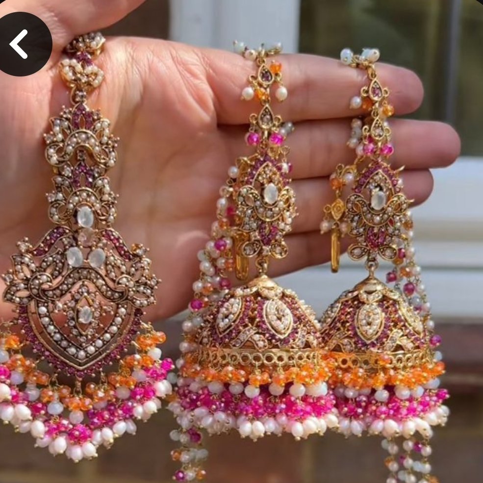 itseshagupta's tweet image. Could anyone please please tell me on which shopping site I can find these gorgeous jhumkas ?? 

Please , the help would be appreciated.

#jhumka #jhumkatwitter