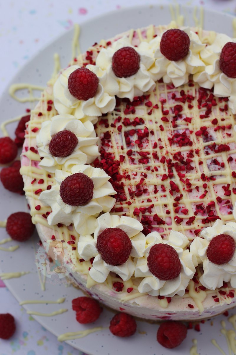 White Chocolate &amp; Raspberry Cheesecake 😍💖 Recipe - janespatisserie.com/2018/02/15/whi…