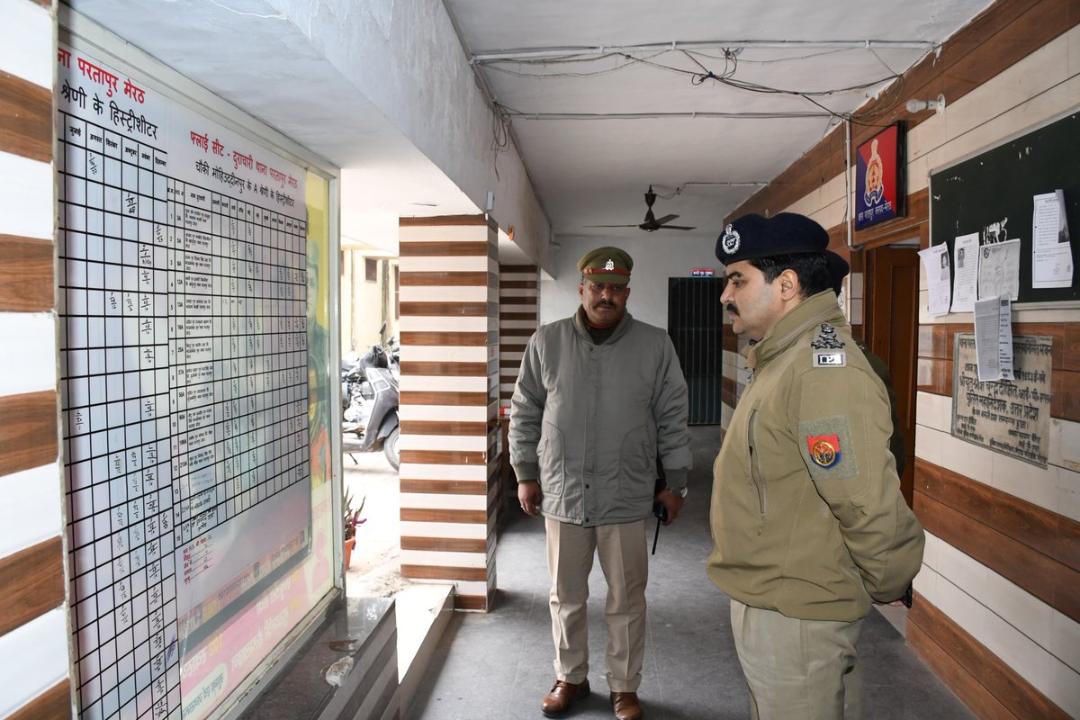 digrangemeerut's tweet photo. #DIGRangeMeerut श्री कलानिधि नैथानी 
@ipsnaithani द्वारा 
आज दिनांक 07.01.2025 को जनपद मेरठ के थाना परतापुर पर आकस्मिक रूप से परिसर, बैरक, अभिलेख, मालगृह आदि को  चेक किया गया। नई बैरक के प्रस्ताव तैयार करने के दिए आदेश।
कल्याण और अनुशासन पर बराबर जोर देने हेतु निर्देशित किया। https://t.co/w1KXfyDU32